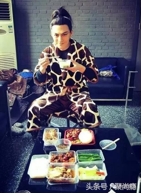 明星片场都吃些什么，看看他们光环背后普通的那一面(2)