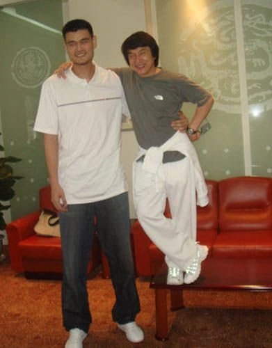 试问和姚明合影的明星阴影面积有多大？勾起矮个明星那些“痛”！(4)