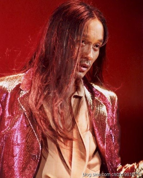 直击哥哥张国荣生前未公开的11张照片(1)