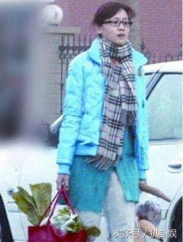 同样是上街买菜 姚晨身穿睡衣疑作秀 林青霞衣着朴素最接地气(2)