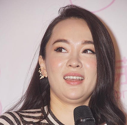 不能大笑的9位女明星，笑起来下巴全是肉，感觉能夹死一只苍蝇了(2)