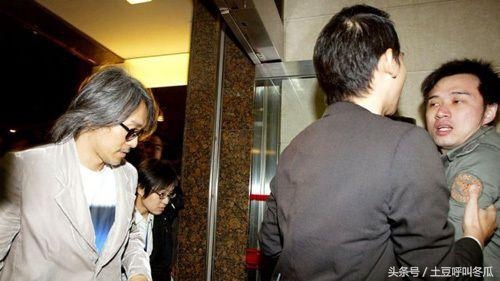 明星出场，保镖”护驾“，最后一位根本不需要嘛！(2)