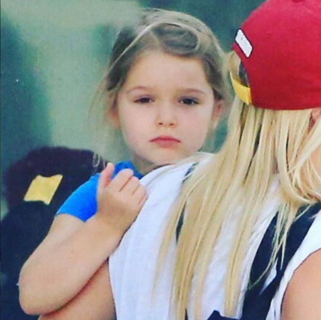 眼神杀！小七继承贝克汉姆最强基因 将来必迷倒一片(2)