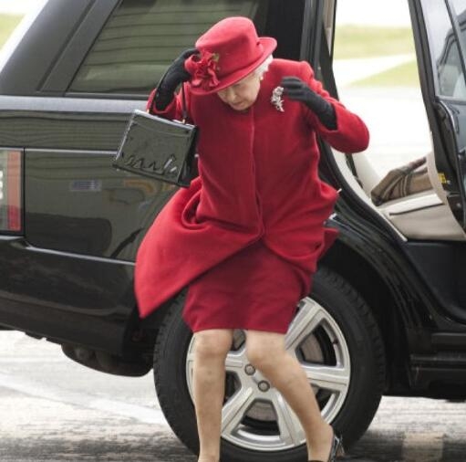 抓拍：生活中英国女王最经典的瞬间表情(1)