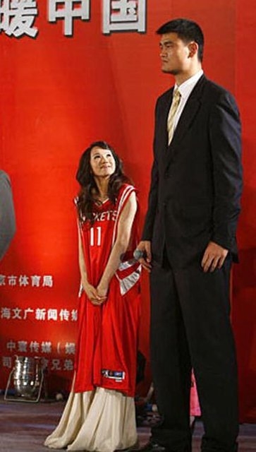 试问和姚明合影的明星阴影面积有多大？勾起矮个明星那些“痛”！(3)