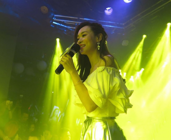 前港姐杨思琦为女儿也够拼了，内地四处登台走穴，大小活动通吃(2)