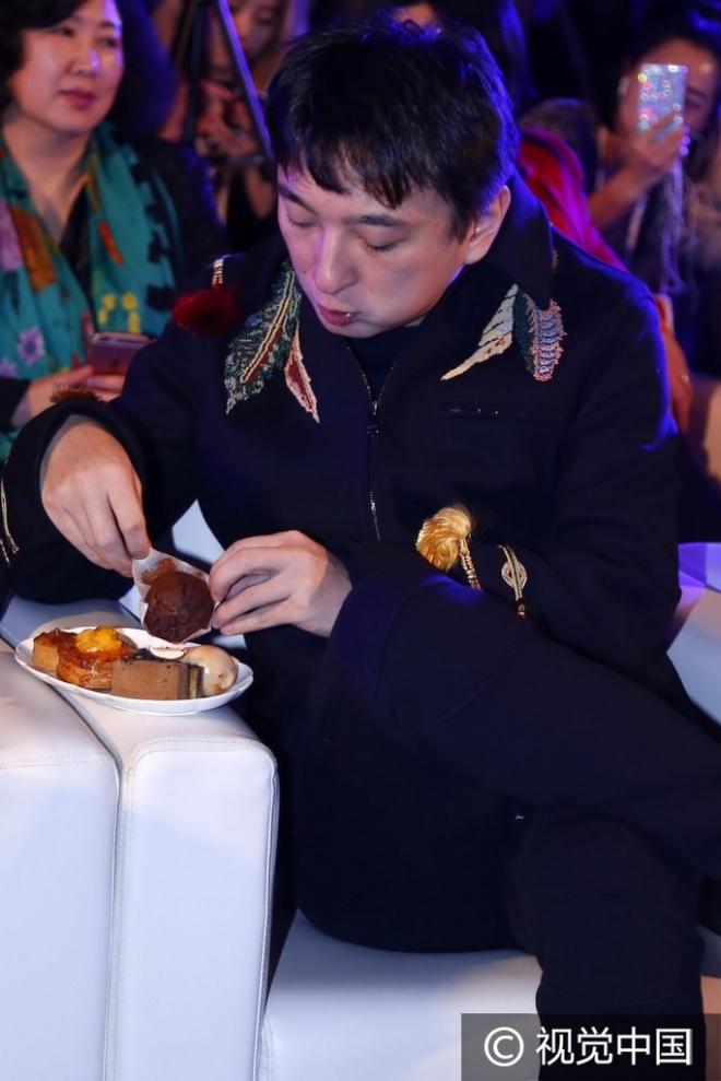 甘薇出席活动超短裙秀美腿险走光 秦岚睡衣秀乳沟、王思聪吃不停(1)