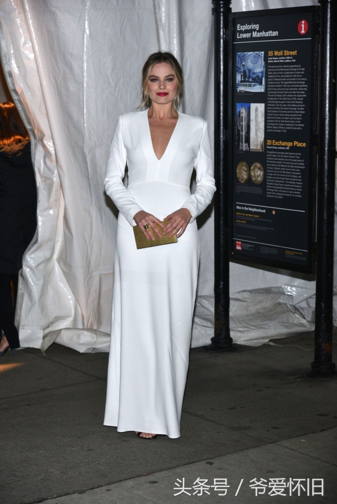 澳洲当红女星玛格特罗比身着白色礼服出息哥谭独立电影奖颁奖礼(1)