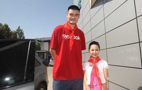 试问和姚明合影的明星阴影面积有多大？勾起矮个明星那些“痛”！(1)