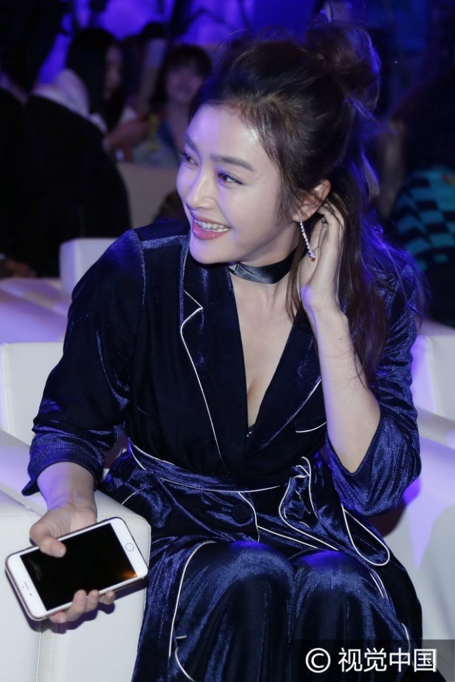 甘薇出席活动超短裙秀美腿险走光 秦岚睡衣秀乳沟、王思聪吃不停(3)