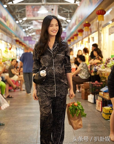 同样是上街买菜 姚晨身穿睡衣疑作秀 林青霞衣着朴素最接地气(2)