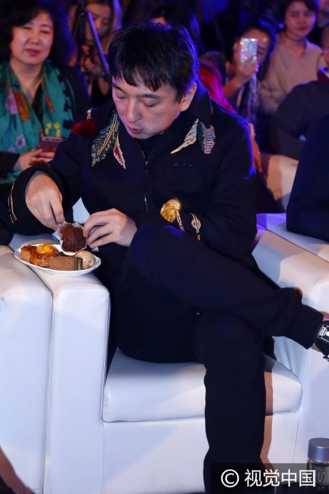 甘薇出席活动超短裙秀美腿险走光 秦岚睡衣秀乳沟、王思聪吃不停(1)