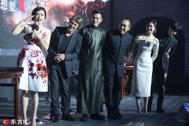 《长城》张艺谋携全家亮相 刘德华、鹿晗众星吸睛(2)