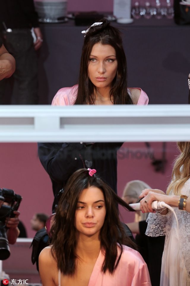 潜入维密后台 看看天使超模们都在化妆间干啥(2)