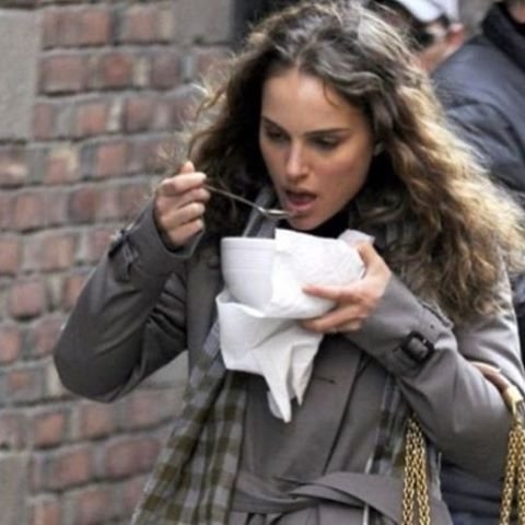 明星亦吃货，看看寡姐、皮特、施瓦辛格、布兰妮的吃相有多难看(4)