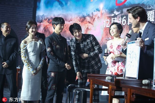 《长城》张艺谋携全家亮相 刘德华、鹿晗众星吸睛(2)