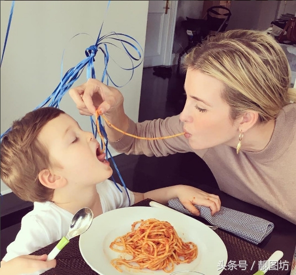 美国总统特朗普之女伊万卡居家带孩子很有爱！居家照也很美！(1)