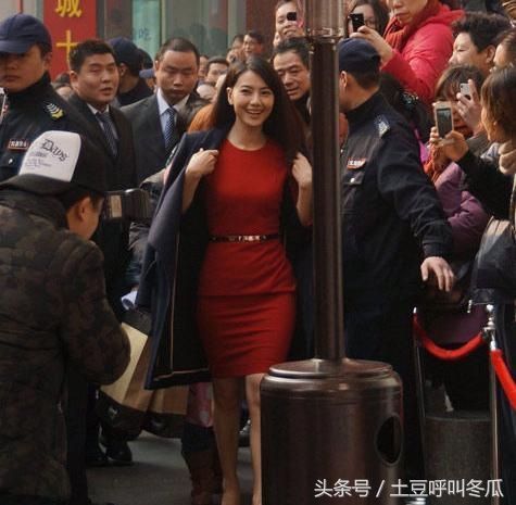 明星出场，保镖”护驾“，最后一位根本不需要嘛！(1)