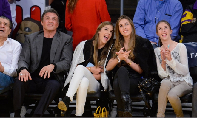 这一家人看NBA就竟成焦点，硬汉女儿各个娇嫩欲滴如花似玉？(1)