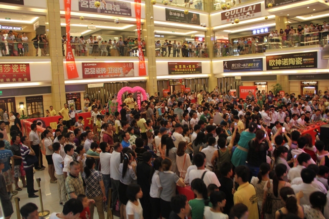 中国就是太把明星当回事了  看看外国人是怎么对待中国明星的(3)