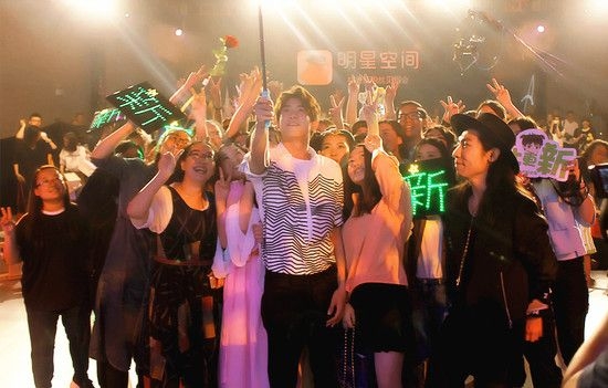 中国就是太把明星当回事了  看看外国人是怎么对待中国明星的(2)