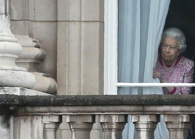 抓拍：生活中英国女王最经典的瞬间表情(2)