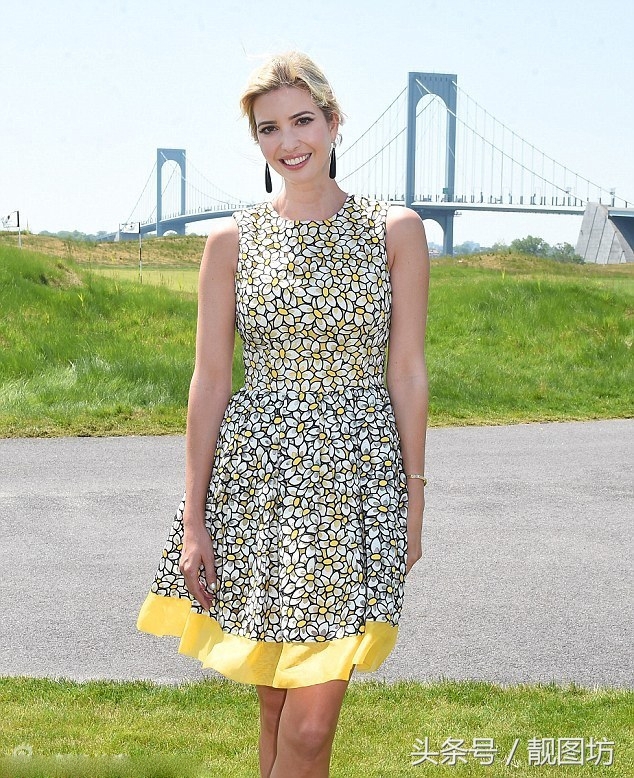 不愧是美国总统川普的女儿，伊万卡穿着高跟鞋也来打起高尔夫球！(2)