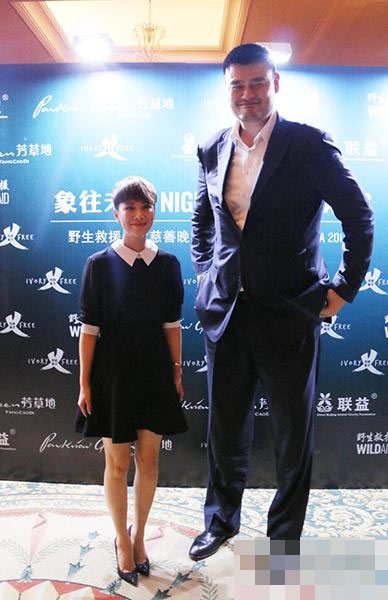 试问和姚明合影的明星阴影面积有多大？勾起矮个明星那些“痛”！(1)