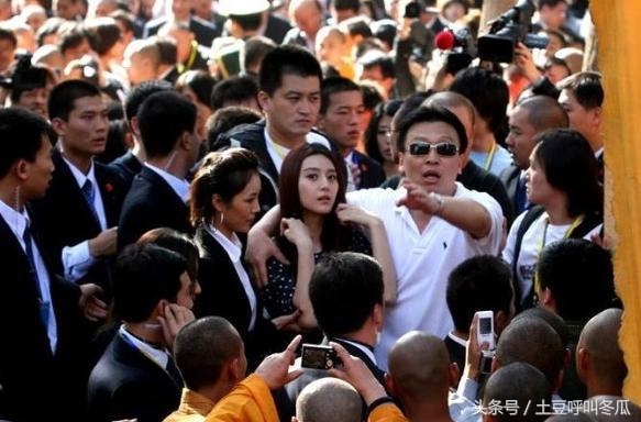 明星出场，保镖”护驾“，最后一位根本不需要嘛！(1)