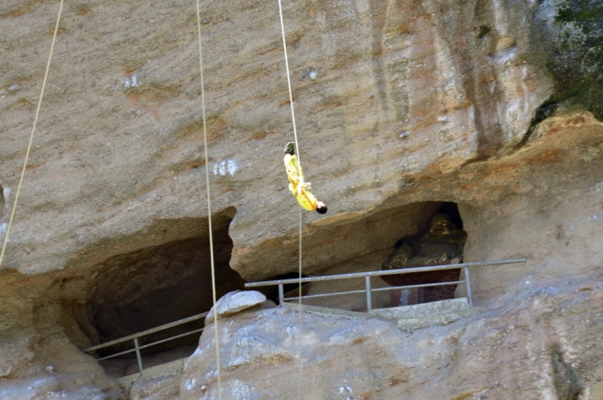 离河面高达几十米悬棺在古代如何安放进洞穴？现在还是个不解之迷(2)