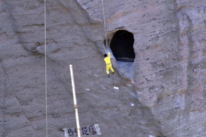 离河面高达几十米悬棺在古代如何安放进洞穴？现在还是个不解之迷(2)