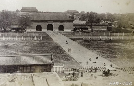 清朝老照片：妇女骑驴出门，官员乘四抬大轿，那双小脚挺吓人(4)