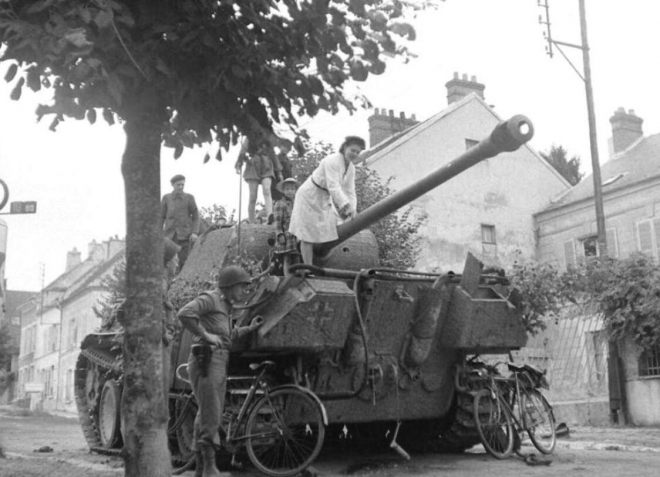 被摧毁的坦克成为美女们的“道具”，最后两张给人深远的思考！(1)