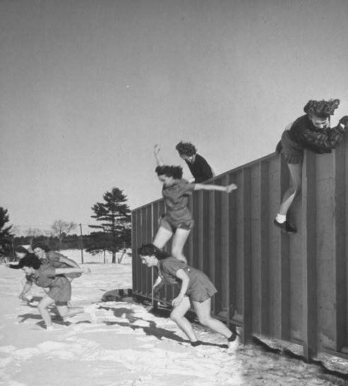 9张照片揭示二战时的美国女大学生军训，穿短裤在雪中训练！(2)