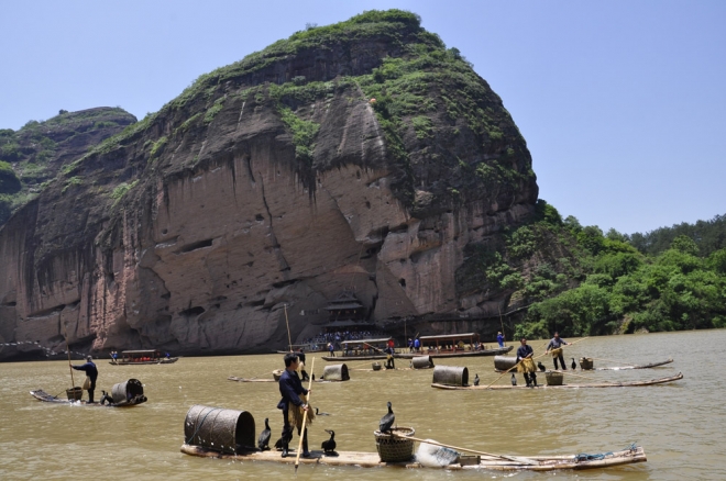 离河面高达几十米悬棺在古代如何安放进洞穴？现在还是个不解之迷(1)