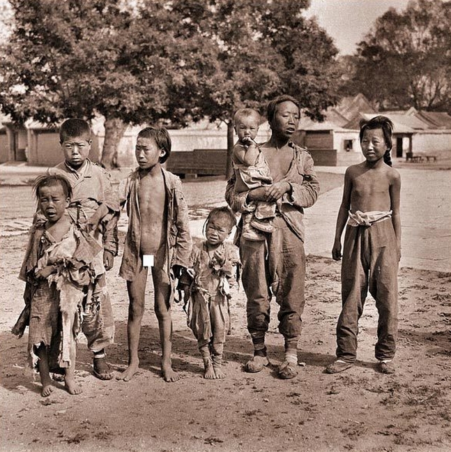 带你见识百年前真正的中国，满清的宫女乞讨的孩子和清末的巨人(1)