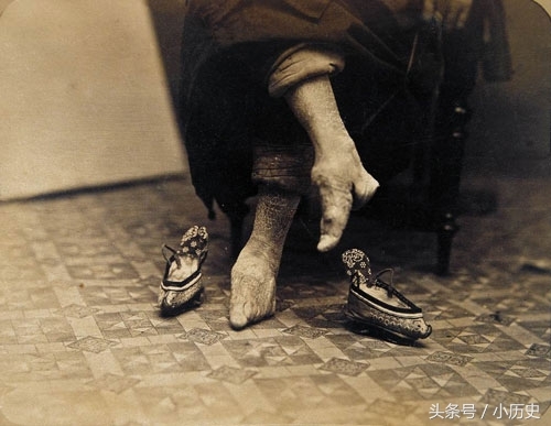 清朝老照片：妇女骑驴出门，官员乘四抬大轿，那双小脚挺吓人(1)