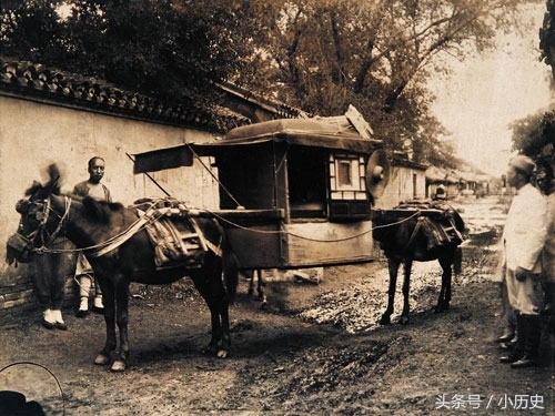 清朝老照片：妇女骑驴出门，官员乘四抬大轿，那双小脚挺吓人(1)