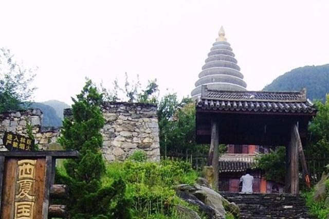 实拍中国最诡异王朝墓地，被称东方金字塔，连鸟兽都对其心存敬意(1)