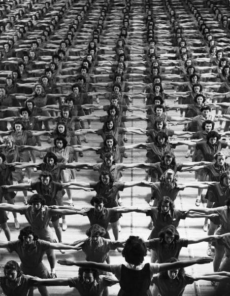 9张照片揭示二战时的美国女大学生军训，穿短裤在雪中训练！(3)