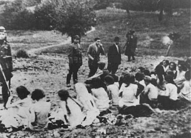 10张老照片反应纳粹士兵对犹太妇女的罪行：强迫脱光后集体屠杀(1)