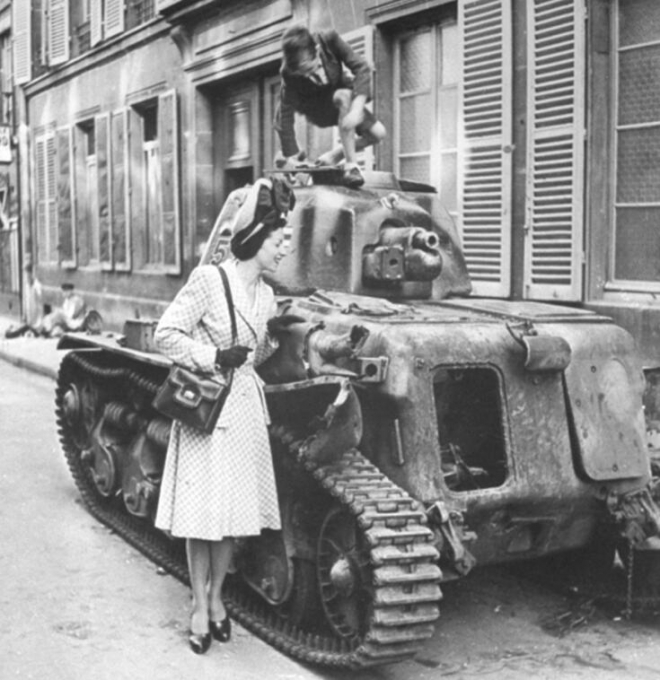 被摧毁的坦克成为美女们的“道具”，最后两张给人深远的思考！(1)