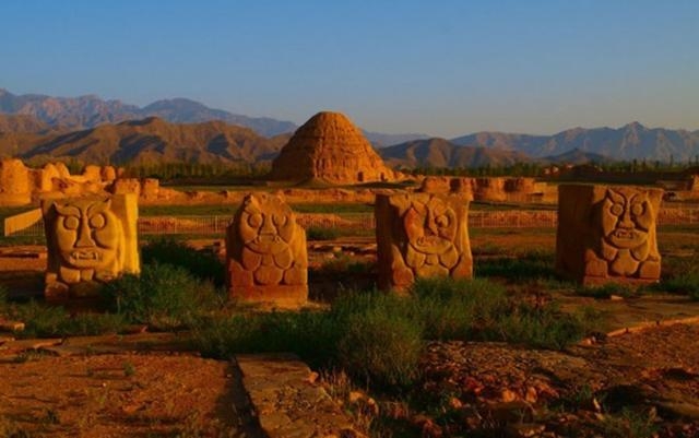 实拍中国最诡异王朝墓地，被称东方金字塔，连鸟兽都对其心存敬意(1)