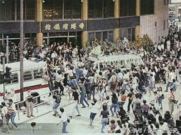 实拍黄家驹下葬时真实场景：日本人亲自抬棺扶灵，始终悔恨不已(2)