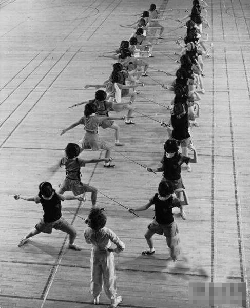 9张照片揭示二战时的美国女大学生军训，穿短裤在雪中训练！(1)