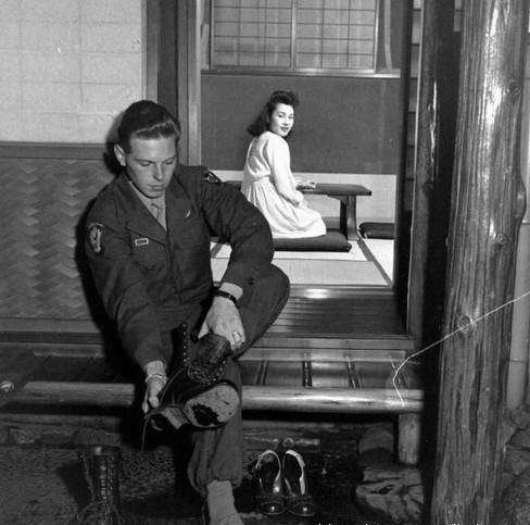 实拍 日本投降后一位美国大兵与日本漂亮情人的“浪漫生活”(3)