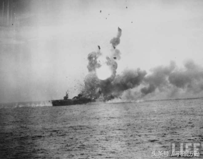 盘点老照片：日本神风自杀机撞美国军舰瞬间！(2)
