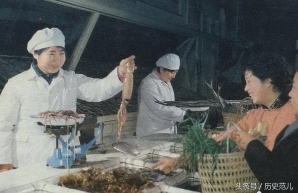 上世纪80年代，人们这样逛商店买东西，去饭店吃饭(2)