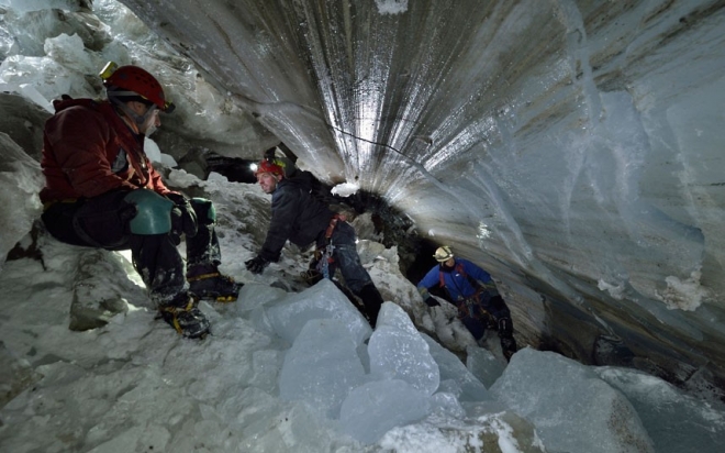 英国摄影师冰洞探险(1)