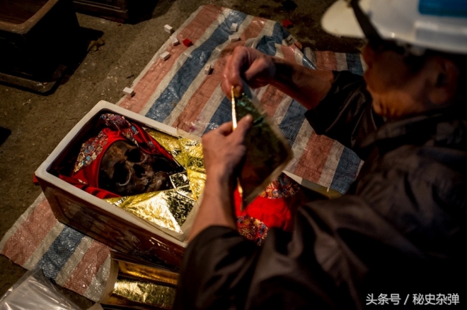 实拍越南骇人听闻的再葬礼全过程，挖出亲人3年遗骨再安葬(2)